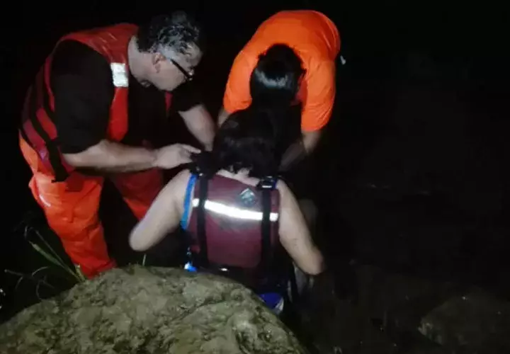 Una de las personas rescatadas por el Sinaproc en el río Chame en Panamá Oeste. Foto: Eric Ariel Montenegro.  