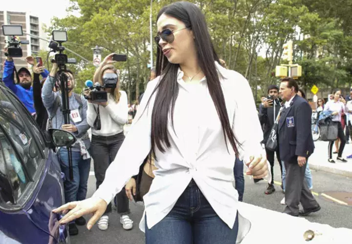 La esposa del narcotraficante Joaquín Guzmán Loera "El Chapo", Emma Coronel, camina a su salida de una audiencia. FOTO/EFE