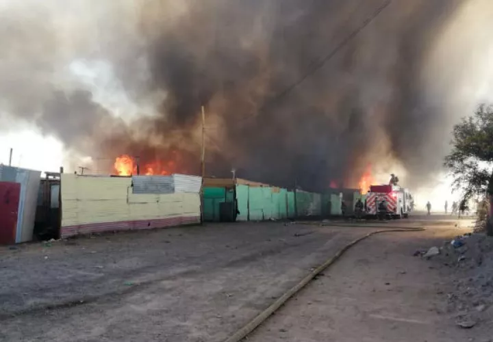 La policía uniformada reportó la evacuación de al menos 700 personas que viven en el lugar. FOTO/EFE