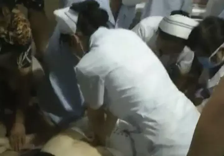Las personas heridas reciben tratamiento médico por el atropello mortal en China. Foto: AP