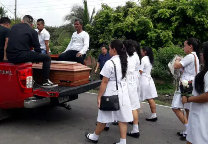 Los compañeros de Maylin Lisbeth Santos Lizondro, la acompañaron a su última morada. Foto/Mayra Madrid