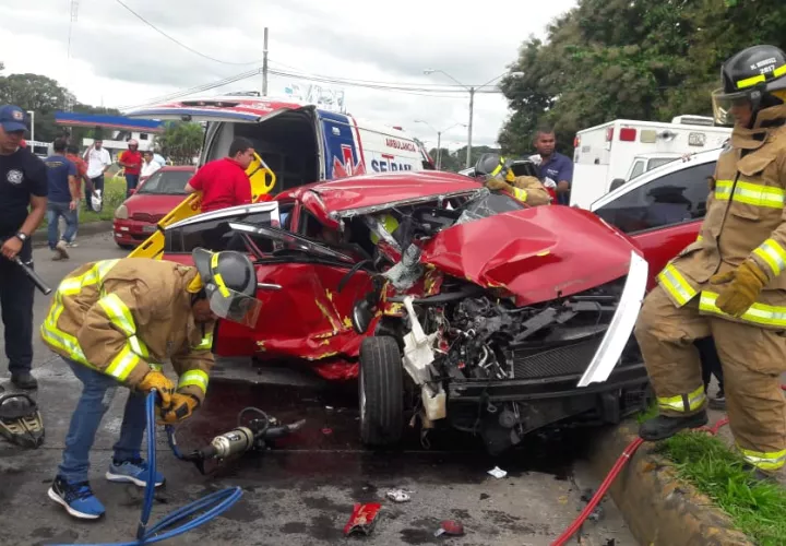 Un ciudadano de 20 registró fracturas en ambas piernas por el fuerte impacto de la colisión. Foto/José Vásquez