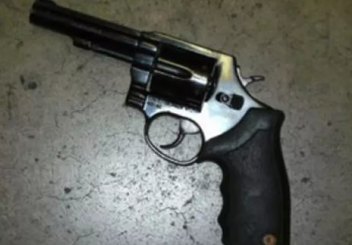 El menor de 16 años tenía en su poder un arma calibre 38. Foto/José Vásquez
