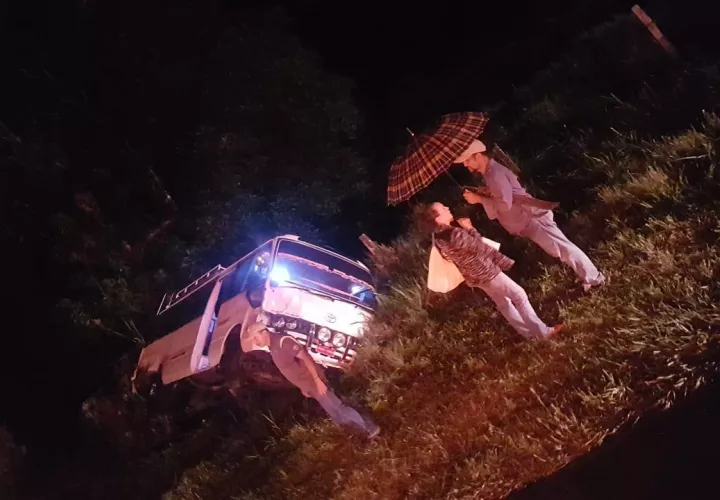 El bus bajaba de volcán cuando es sorprendido por el animal, trata de esquivarlo, sin embargo le pega y queda en la carretera el bus siendo impactado por el pick up. Foto/José Vásquez