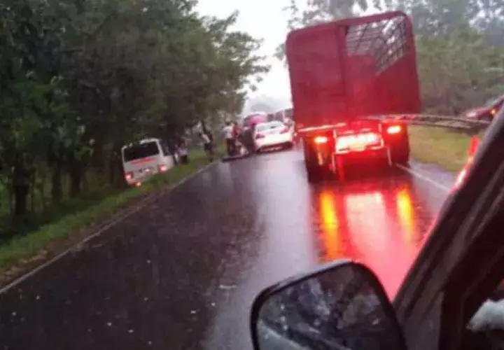 Al momento del accidente llovía, lo que provocó que uno de los vehículos perdiera el control. Foto/Mayra Madrid