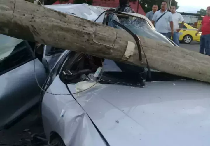 Se estrella contra el  poste del tendido eléctrico al perder el control del auto. Foto/Mayra Madrid 