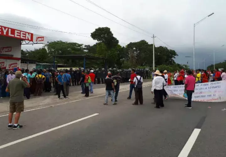 Los residentes procedieron a cerrar la vía a las 11:00 a.m. en Chiriquí. Foto: José Vásquez.