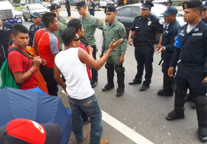 La policía procedió a rociar gas pimienta y a sacar a los manifestantes de la vía en Chiriquí. Foto: José Vásquez.