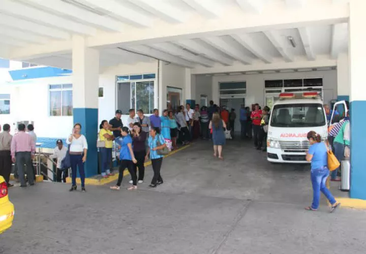 El joven fue traslado al Hospital Rafael Hernández en un vehículo por los impactos de bala que recibió en Chiriquí. Foto: Mayra Madrid. 