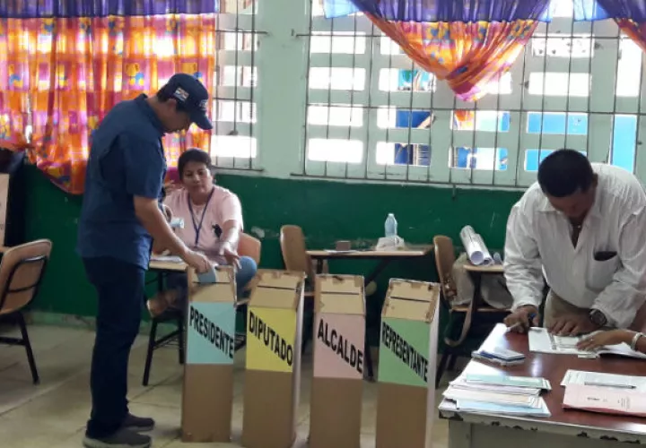 Los miembros del PRD en Chiriquí acudieron en masa a votar. Foto/Mayra Madrid