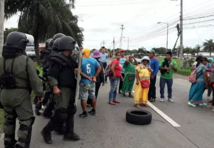 Los precaristas cerraron los cuatro paños de la vía Interamericana en Chiriquí. Foto: Mayra Madrid.