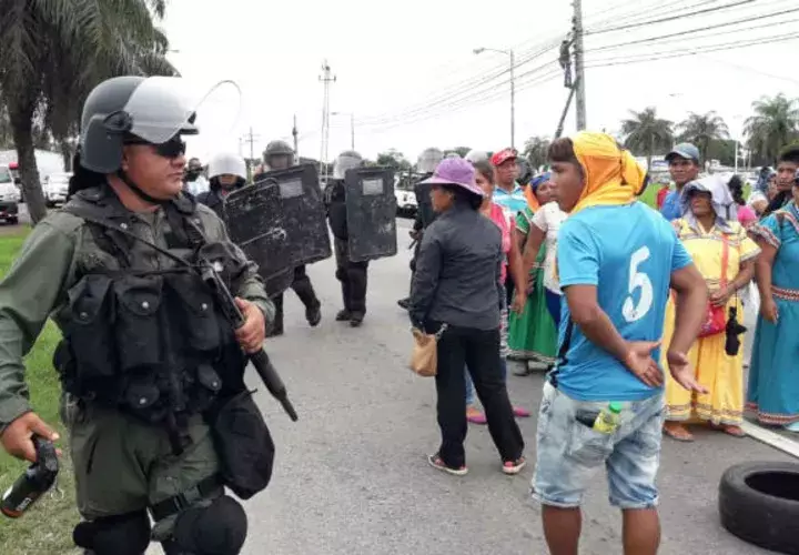 Los precaristas se mantienen a orilla de la vía y esperan una respuesta en Chiriquí. Foto: Mayra Madrid.