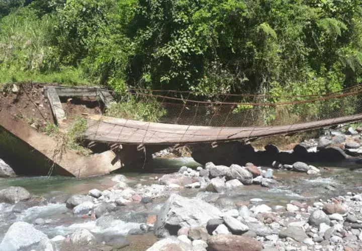 El lugar donde se ubica el puente que colapsó en Chiriquí se mantiene acordonado. Foto: Mayra Madrid.