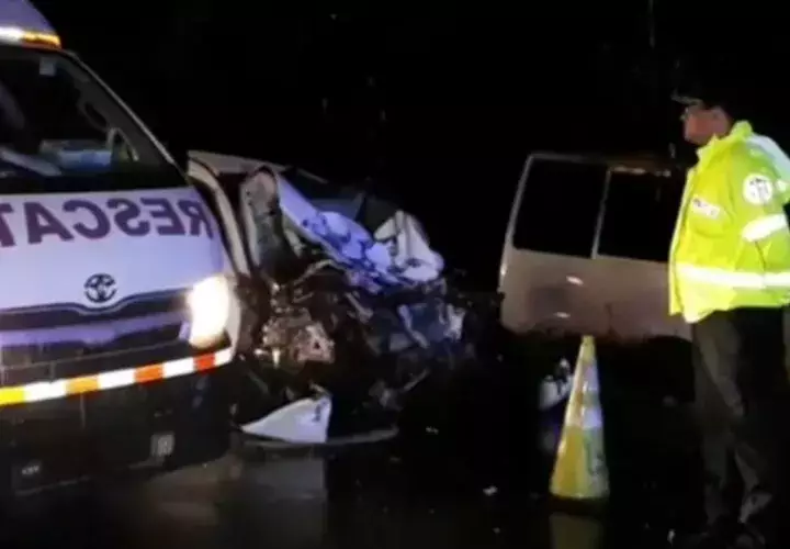 Accidente entre automóvil y bus en San Andrés de Chiriquí