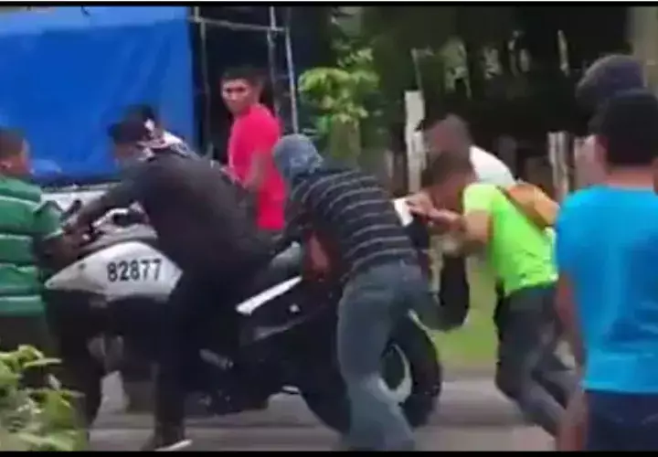 Durante los disturbios en San Juan de Chiriquí se registraron daños a vehículos y una moto de la policía. 
