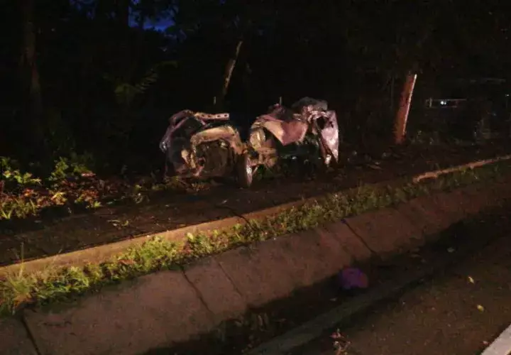 El auto quedó destrozado del fuerte impacto tras el accidente en Chiriquí. Foto: José Vásquez.