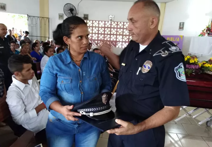 El director de la Policía Nacional, Alonso Vega Pino en compañía del directorio nacional de esta institución hizo entrega a la esposa de José Manuel Hernández, el  kepi con el rango de subteniente. Foto/José Vásques