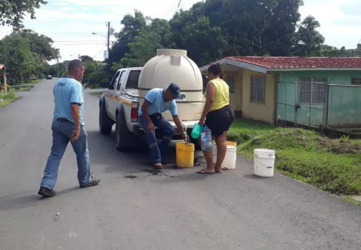 Se procedió a la repartición de agua en clínicas, hospitales y policlínicas por la falta de agua en Chitré.