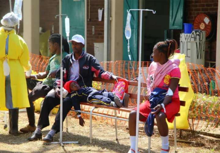 Pacientes que podrían estar enfermos de cólera esperan para recibir tratamiento médico en un hospital de campaña para enfermedades infecciosas en el barrio chabolista de Mbare, en Harare. FOTO/EFE