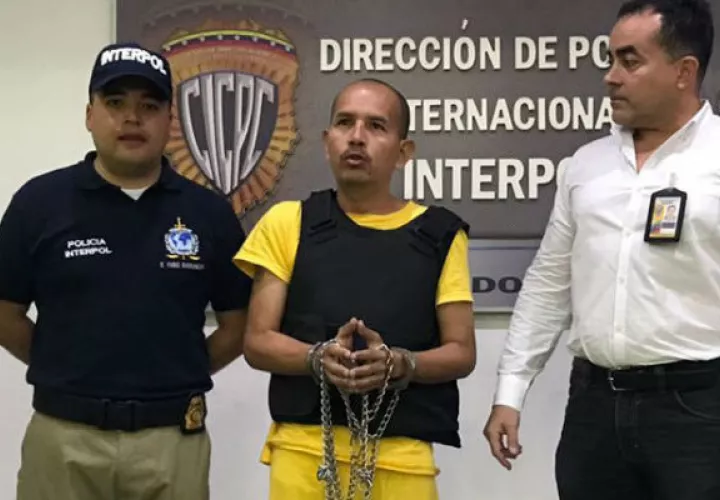 Juan Carlos Sánchez Latorre (c), conocido por el alias de "Lobo Feroz", antes de ser extraditado desde Venezuela hacia Colombia. FOTO/EFE