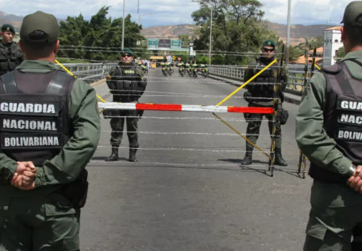  El pasado 1 de diciembre habitantes del departamento de Arauca, también fronterizo con Venezuela, denunciaron que militares venezolanos entraron al país a bordo de una embarcación. FOTO/EFE
