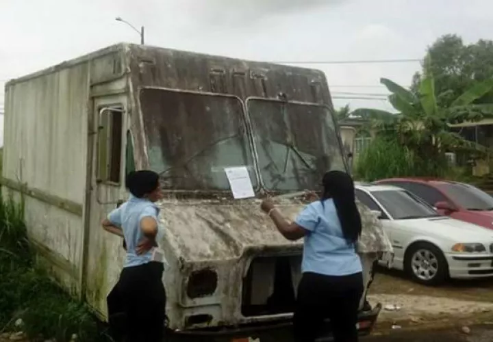 En los carros abandonados se colocaron avisos para que sus dueños lo muevan en Colón.
