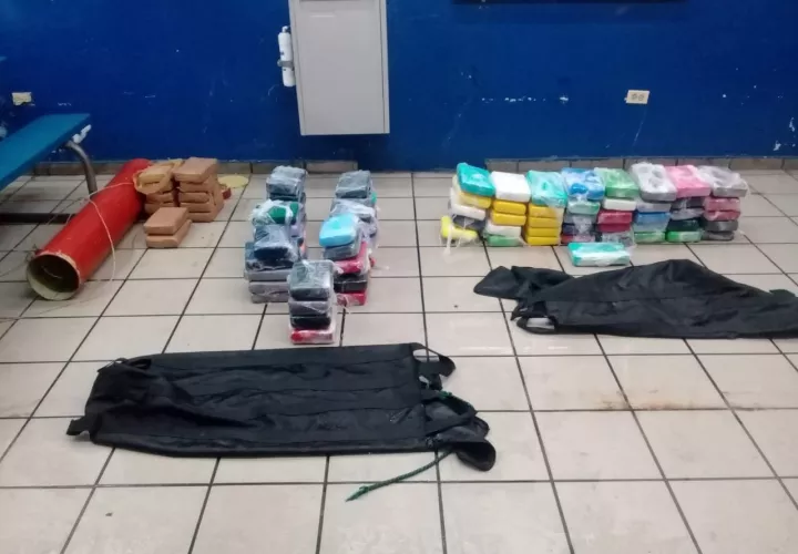 Dentro del artefacto cilíndrico, habían dos maletas cargadas con paquetes de cocaína.Foto/Diómedes Sánchez