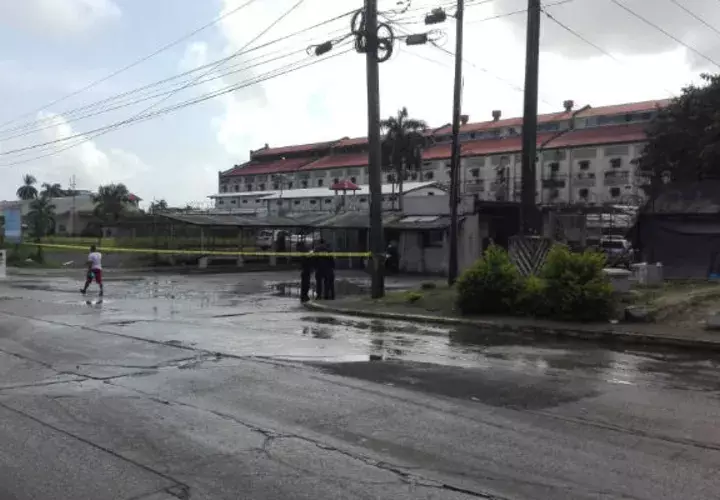 Todo el perimetro del centro ha sido cerrado por la Policía Nacional en la provincia de Colón. Foto: Diómedes Sánchez