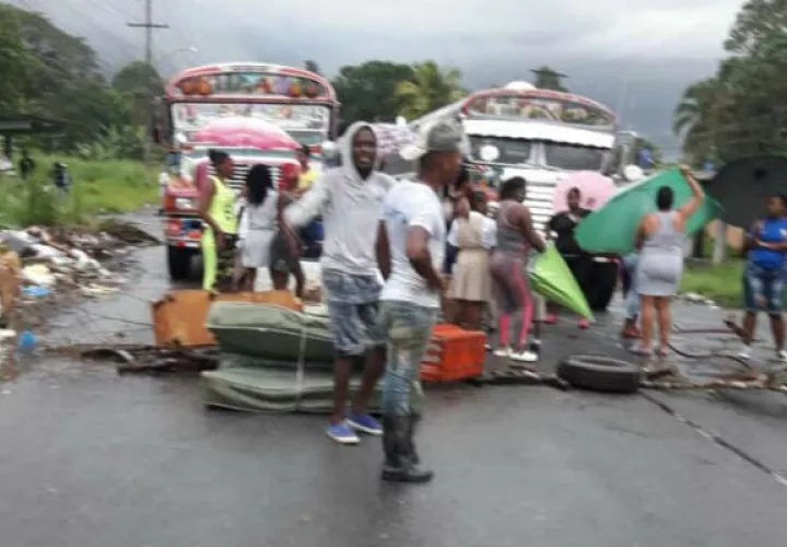 Los manifestantes en Colón han colocado todo tipo de artefactos en la carretera.