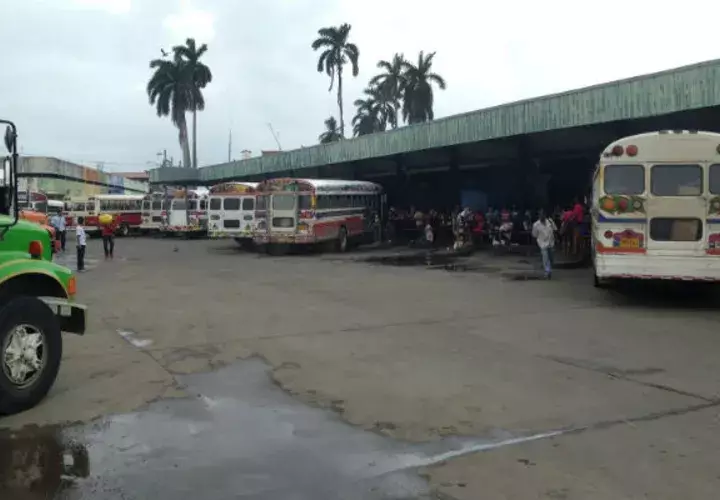 El la terminal de la provincia de Colón operan unas 12 rutas que llevan a las personas a su residencia. Foto: Diómedes Sánchez.  