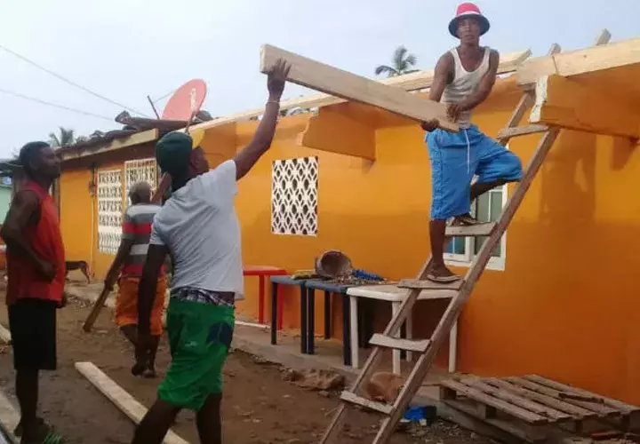 Reparan las casas que perdieron los techos en el último temporal. Foto/Diómedes Sánchez