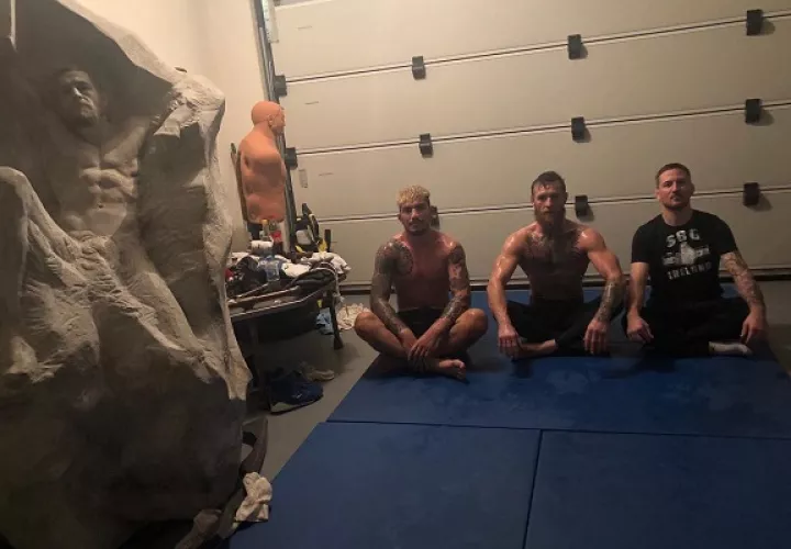McGregor saca pecho de la escultura.