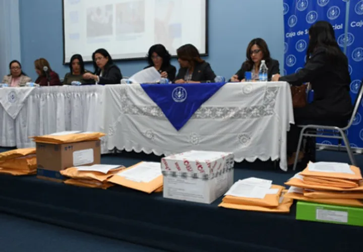 CSS realiza licitación para compra de medicamentos
