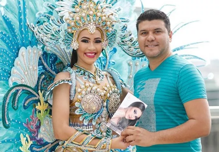 Kilmara Carvajal luciendo el traje junto al diseñador Daniel Cortina. Tomado de Facebook