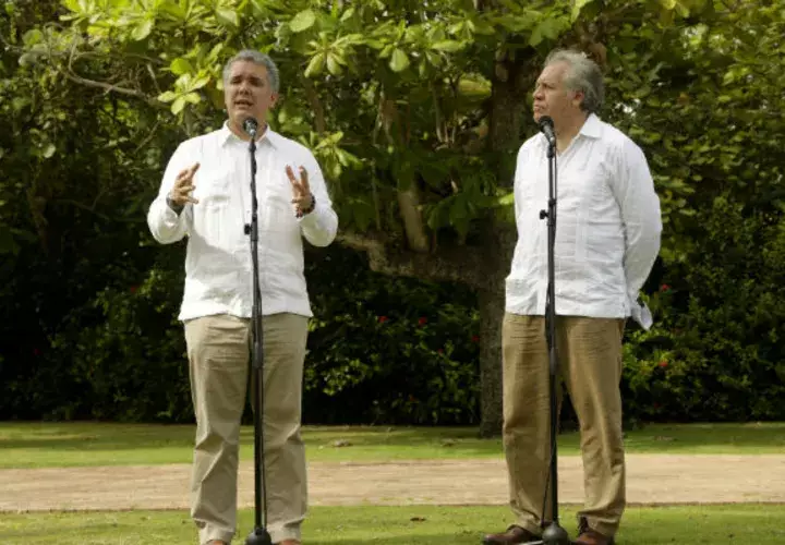 El presidente de Colombia, Iván Duque (i), y el secretario general de la OEA, Luis Almagro (d), durante una reunión en la Casa de Huéspedes Ilustres de Cartagena. FOTO/EFE