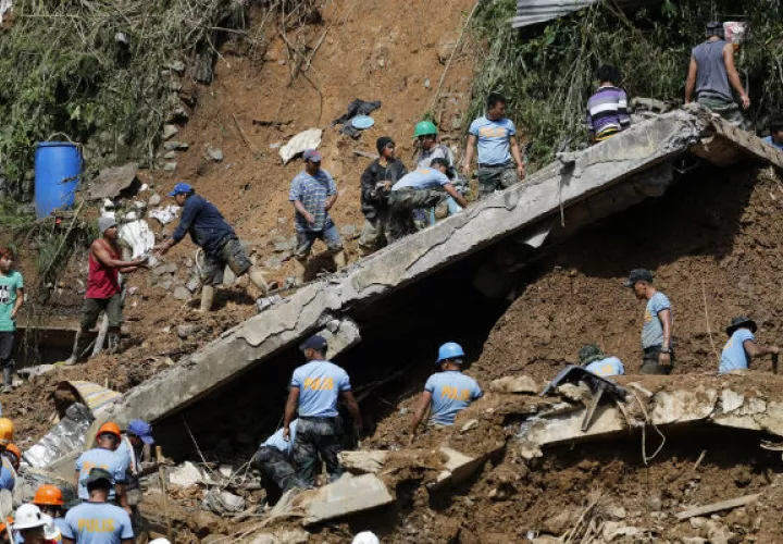 Se ha confirmado la muerte de al menos 35 personas en ese incidente en la localidad de Itogon. FOTO/AP