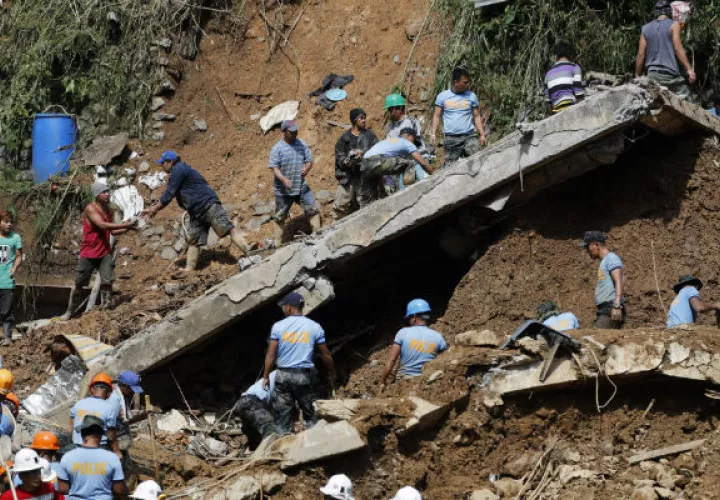 Miembros de los servicios de rescate trabajan en las labores de búsqueda de víctimas por el tifón  Mangkhut en Filipinas: Foto: EFE  