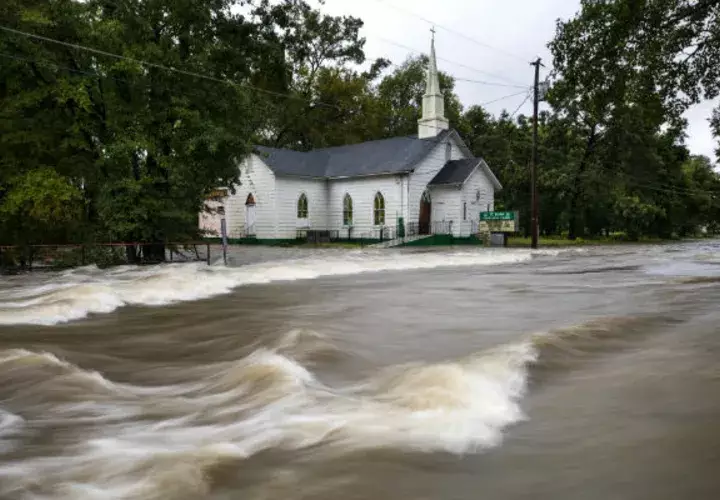 Las aguas de inundación del huracán Florence se precipitan por la calle Cool Spring, inundando la iglesia St. James en Fayetteville, Carolina del Norte, EE. UU. EFE/EPA
