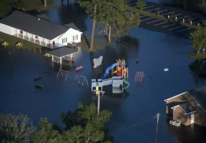 Las aguas de inundación rodean un patio de recreo después de que Florence golpeó las Carolinas en los Estados Unidos. AP