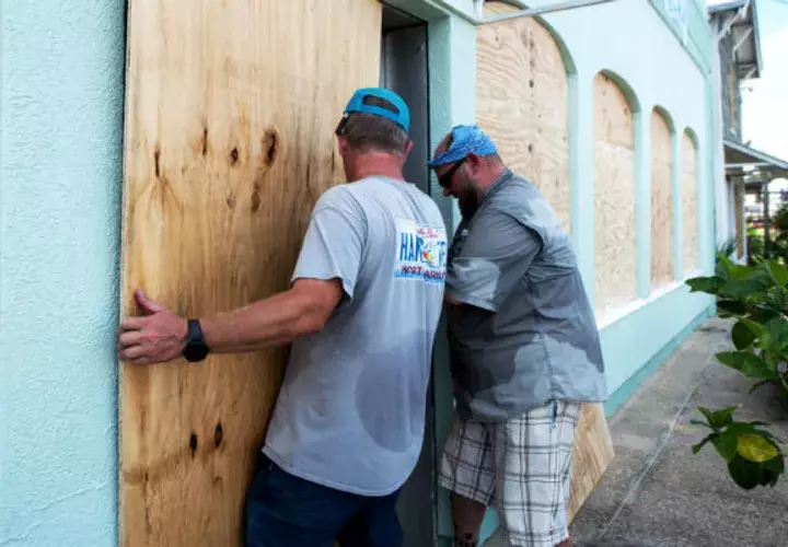 Dueños de restaurantes protegen con madera sus establecimientos.