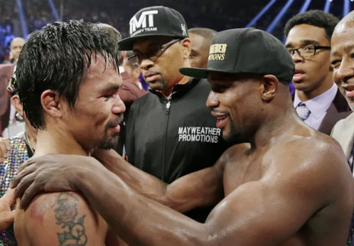 Manny Pacquiao (izq.) y Floyd Mayweather Jr. conversan, luego de su primera pelea. Foto:AP
