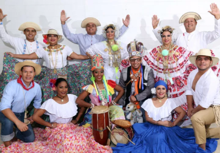 La agrupación, luciendo algunos vestuarios. /Foto Cortesía