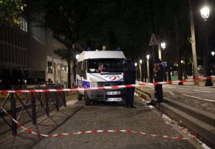 La policía mantiene acordonada el área donde un hombre atacó a varias personas con un cuchillo. FOTO/AP