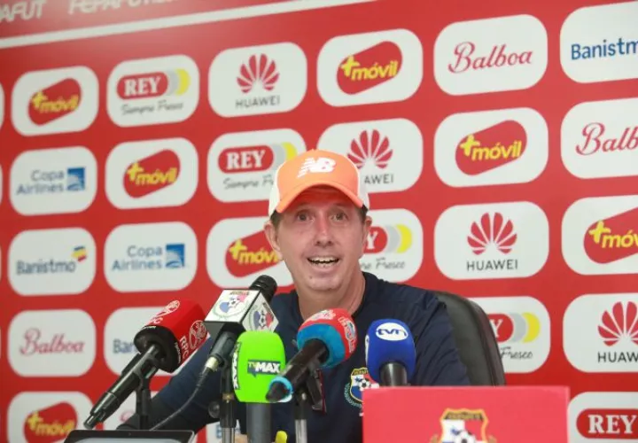 Gary Stempel atendió a la prensa luego del entrenamiento. Foto Anayansi Gamez