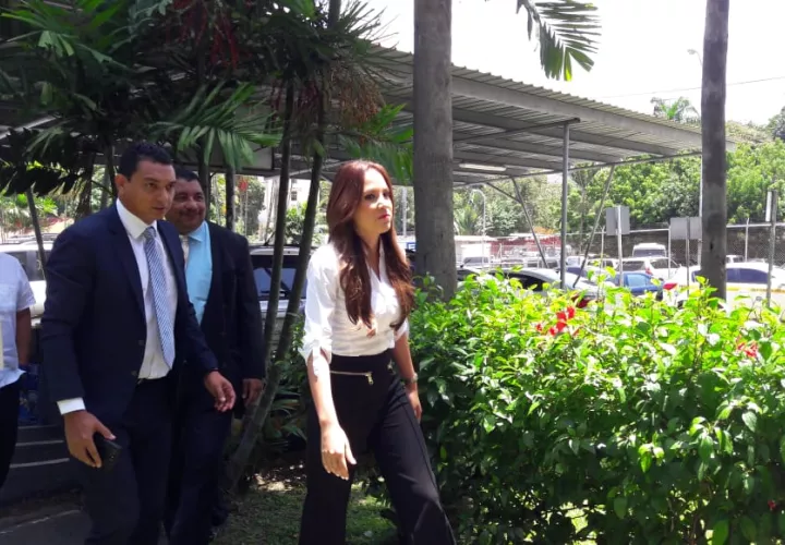 Guadalupe Castillero junto a su abogado Ángel Álvarez. 
