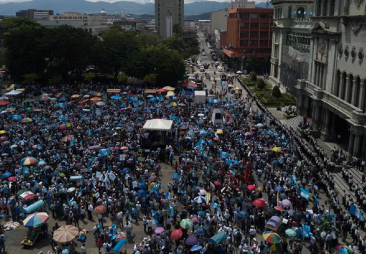 Miles de guatemaltecos participan una marcha para pedir la renuncia del presidente Jimmy Morales y expresar su respaldo a la Comisión Internacional Contra la Impunidad en Guatemala (Cicig). FOTO/EFE