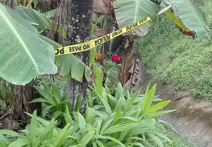 El cuerpo fue hallado boca abajo en la cuneta. Foto: Eric Montenegro