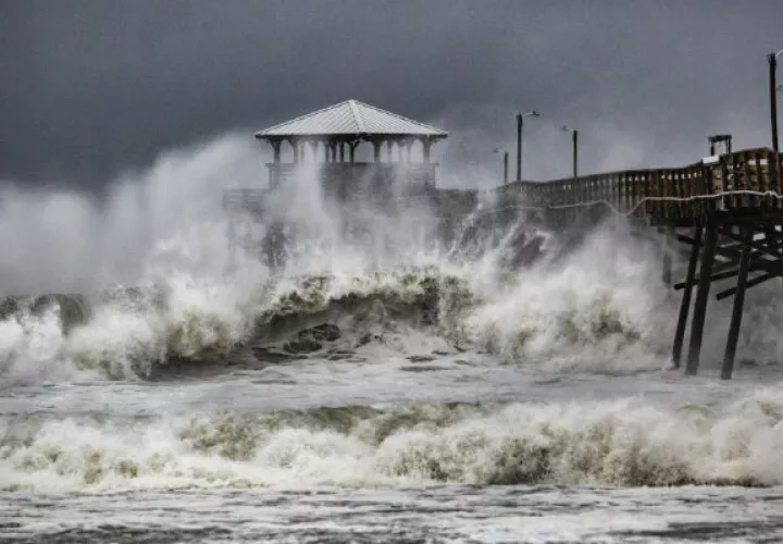 Fuertes oleajes, mareas altas, fuertes vientos por causa del huracán Florence. FOTO/AP