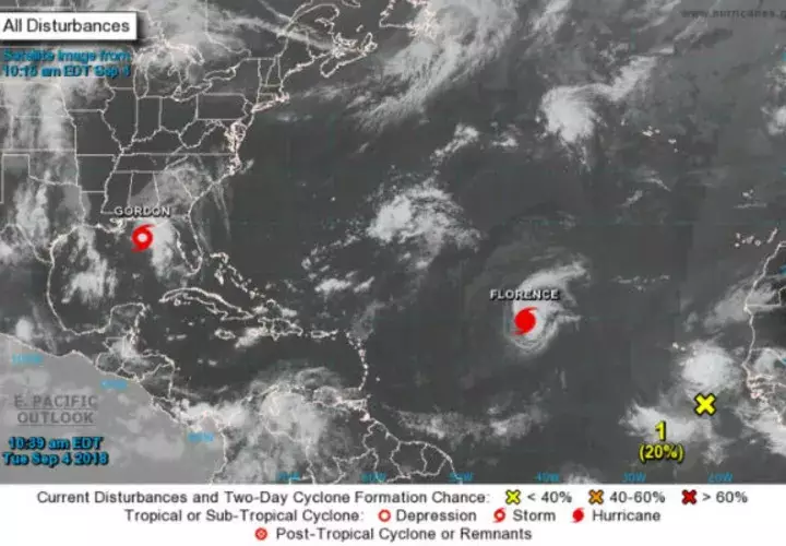 Se muestra el emplazamiento de las dos tormentas tropicales Gordon (i), en el Golfo de México, y Florence (d) en el Atlántico. EFE