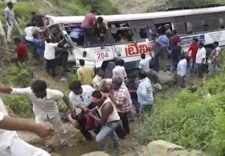 El autobús llevaba peregrinos de un templo hindú en la India. (KK Production vía AP).